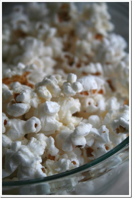 How to make Popcorn on the Stove - Doughmesstic