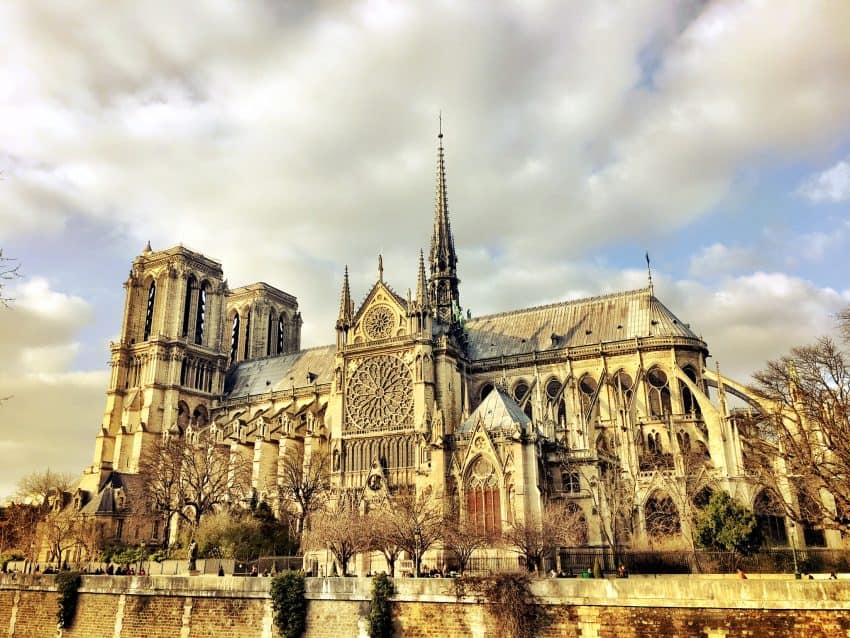 notre dame paris facade